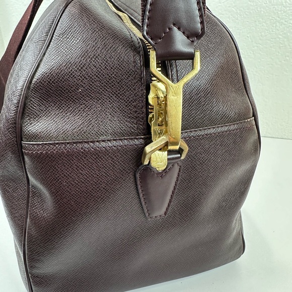 LV38 LOUIS VUITTON Taiga travel bag with strap - Picture 4 of 14